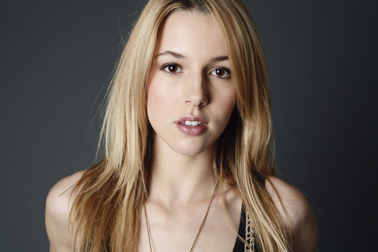 Alona Tal Age